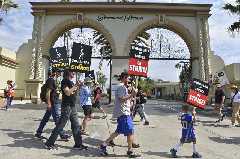 Hollywood plunges into all-out war over strike